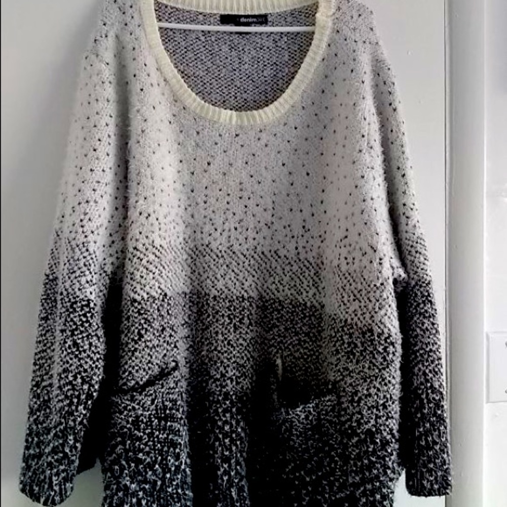 White to black long sweater with pockets